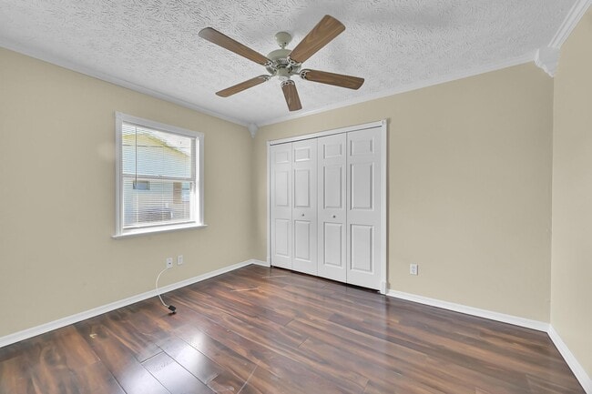 Building Photo - 462 NW Sherbrooke Ave