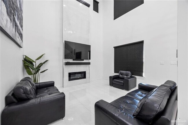Building Photo - 1615 Lago Delton