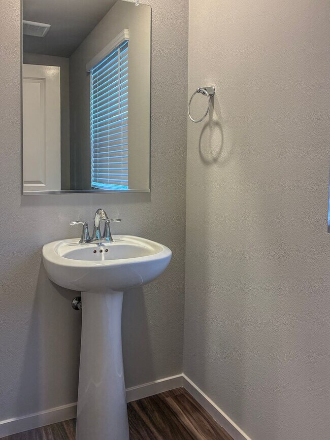 Building Photo - New Townhome 3 Bedroom Available now in Smith Creek Neighborhood