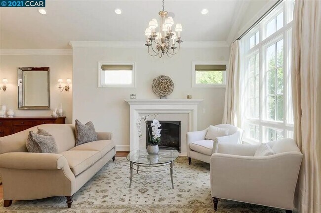 Building Photo - Beautifully Updated 5-Bedroom Home in Prim...