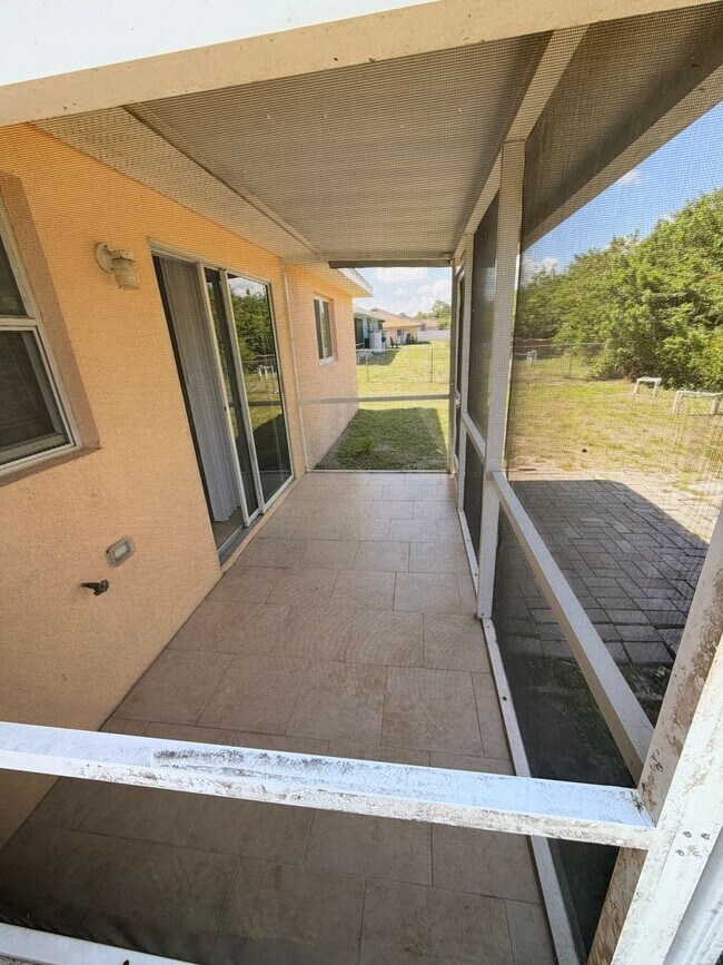 Building Photo - 3 Bedroom 2 Bath Duplex