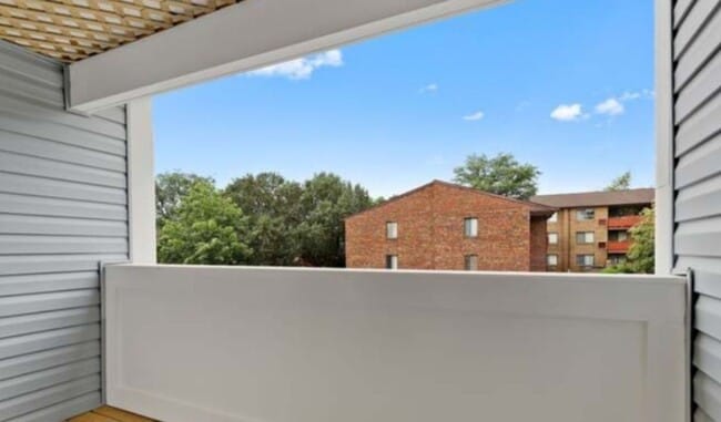 Building Photo - Commuter's dream, modern living