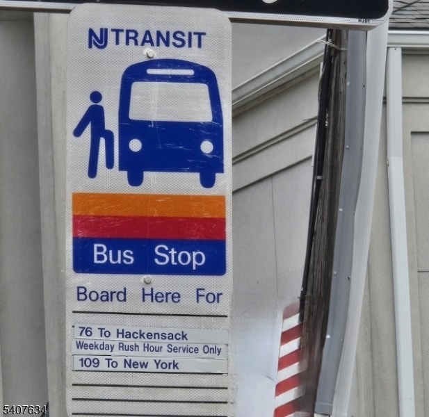 Building Photo - 528 Valley Brook Ave