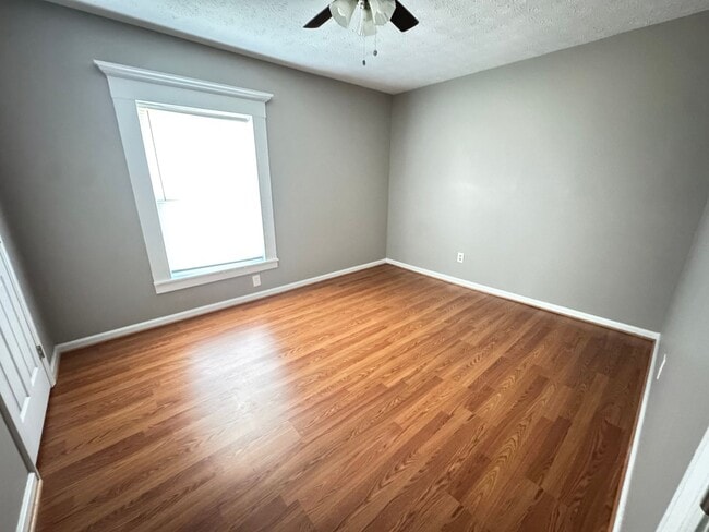 Building Photo - 3 Bedroom, 2 Bathroom- House in Silver Creek!