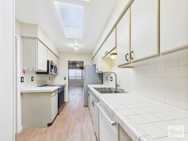 Building Photo - Two Bedroom Single Family Home Available Now!