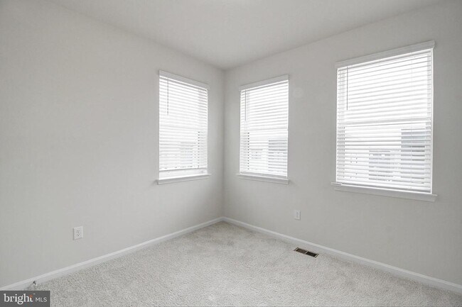 Building Photo - 470 Tiller St