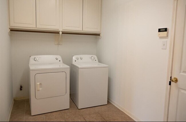 Building Photo - 102 N Queenscliff Cir