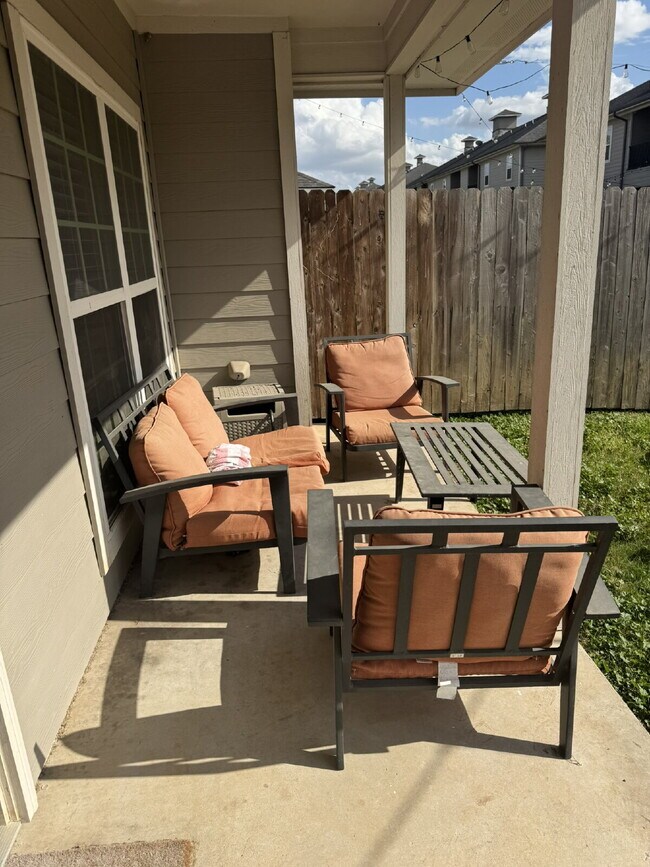 Building Photo - "Spacious 4-Bed, 4.5-Bath Townhouse Retreat in College Station!"