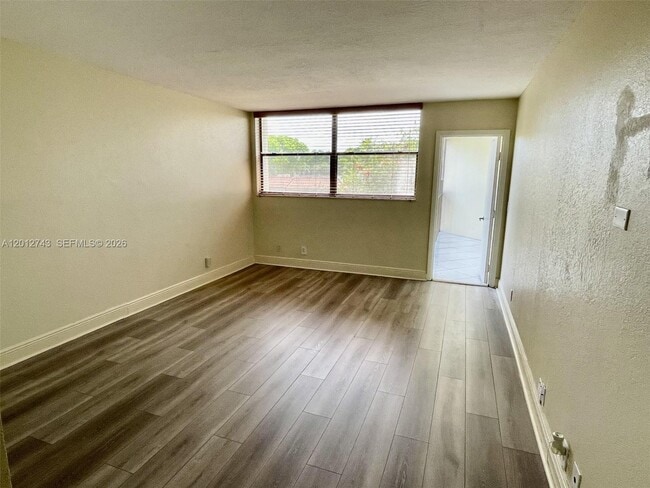 Building Photo - 491 Racquet Club Rd
