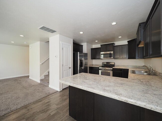 Building Photo - Draper Hillside Townhome