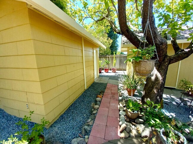 Building Photo - Lovely one level home in Northwest Santa R...