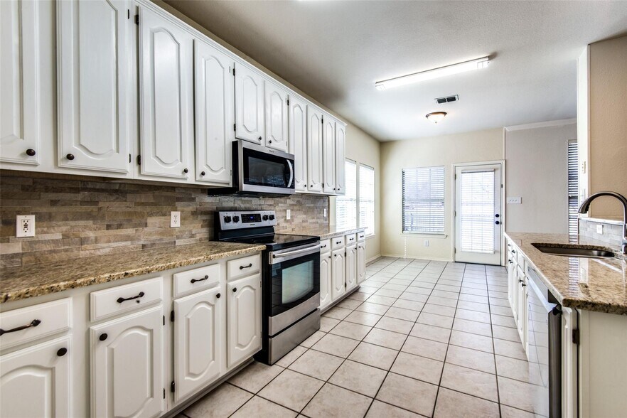 Lots of cabinets and counter space - 5121 Timber Park Dr