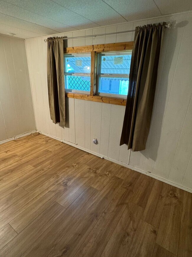 Building Photo - 2929 Saralake Dr S