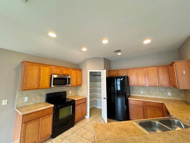 Building Photo - 3 Bed/ 2 Bath Home Available in Villages of Berry Creek!