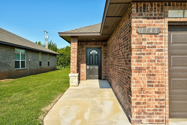 Building Photo - Charming Duplex in El Reno!