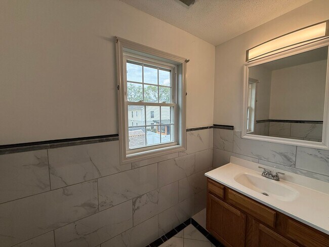 Building Photo - Three Bedroom, Single Family Home Located in Springfield's Pine Point Neighborhood!
