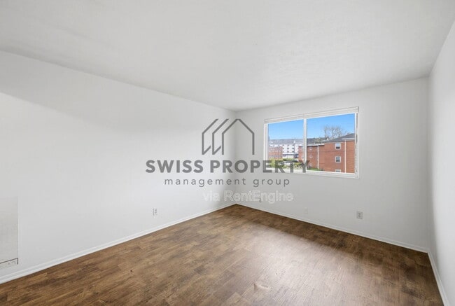 Building Photo - 544 Riverview Dr