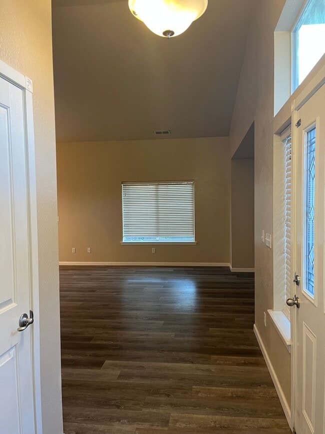 Building Photo - 3 Bedroom 2 Bath Single Family Home