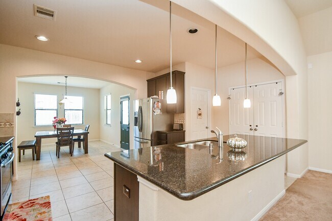 Building Photo - 5619 Drumlin Field Way