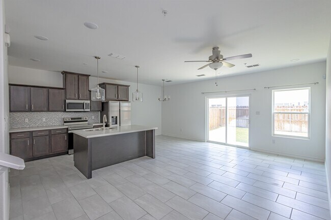 Building Photo - 9912 Kaspar Dr