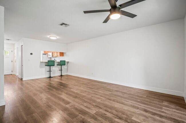 Building Photo - Beautifully updated 2-bedroom, 1.5-bathroo...