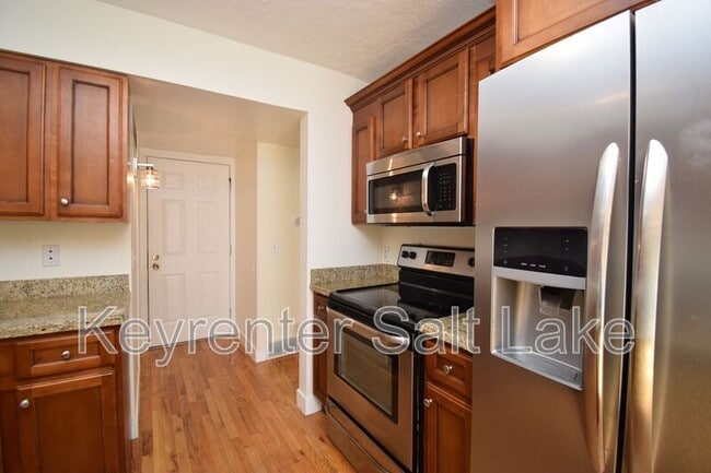 Building Photo - 6888 Hillside Village Cir