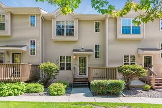 Building Photo - Charming 2-Bed Townhouse in Wayzata with Hardwood Elegance & Cozy Fireplace!