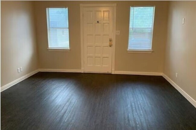 Building Photo - Cozy 2 Bed, 2 Bath Home in Vibrant Old East Dallas