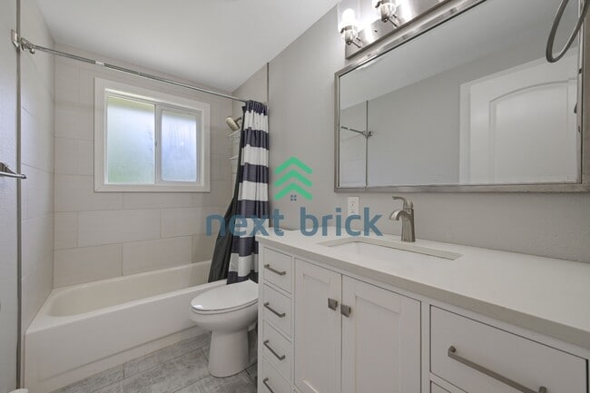 Building Photo - 4 Bed and 2 Bath Remodeled Single-family House Available!