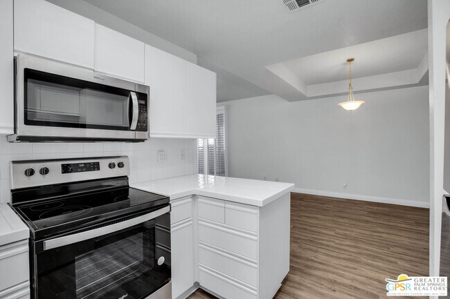 Building Photo - 401 El Cielo Rd