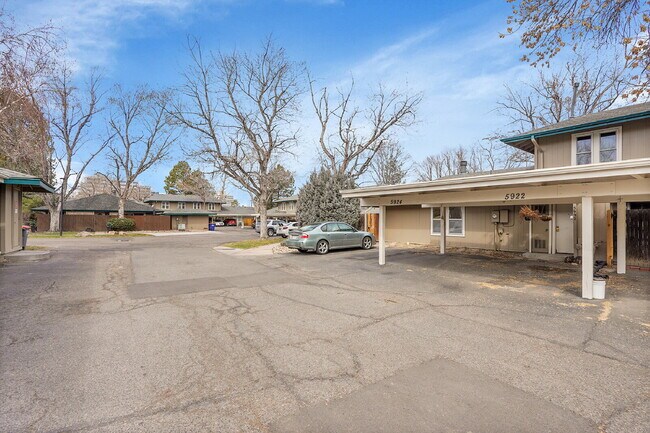 Building Photo - $2,145.95 with $300 Off the first month's rent, 2 Beds - 1 Bath, Townhouse in Greenwood Village w...