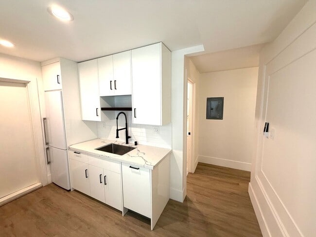 Building Photo - Beautifully Renovated Midtown Sacramento Apartment with Private Backyard Patio!