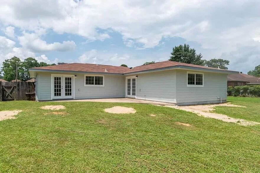 Building Photo - 4915 Sassafras Ln
