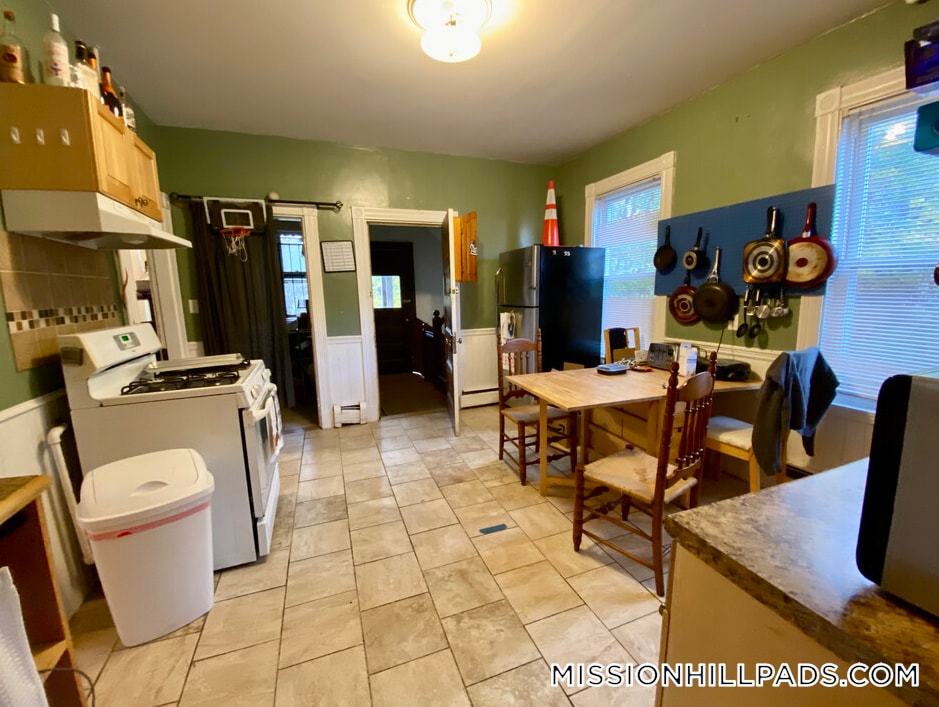 Building Photo - 12 Bucknam St