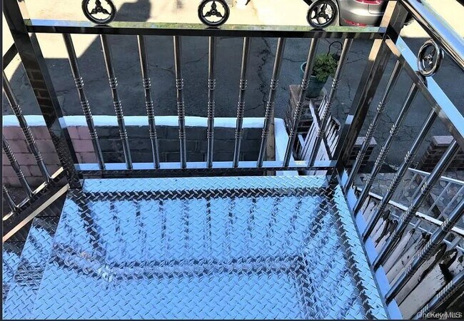 Building Photo - 1574 Paulding Ave