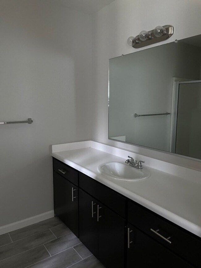 Building Photo - DBM9401