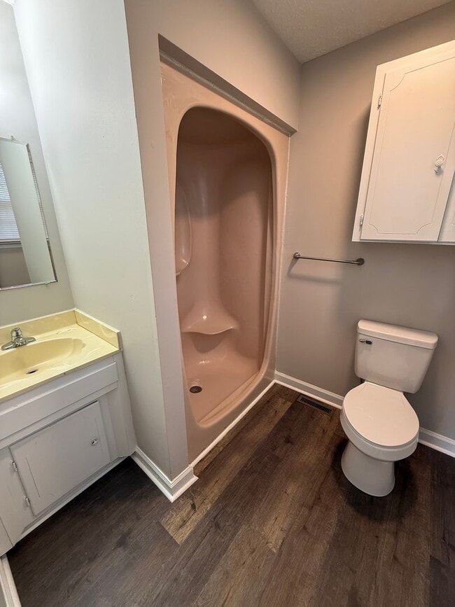 Building Photo - 3 BR 2 Bath Brick home