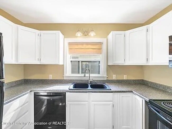 Building Photo - Move-In Ready 3 Bed, 2 Bath in Lansing (Section 8 Approved)