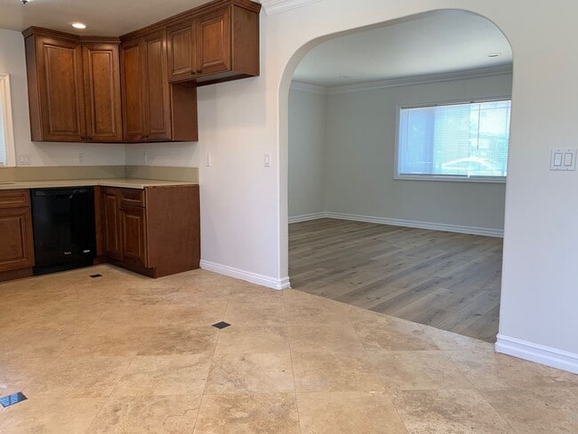 Building Photo - Home in Oceanside, Close to Mission Beach!