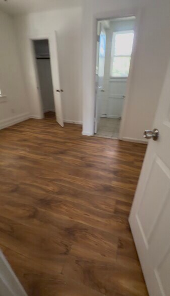 Building Photo - 827 W 42nd St