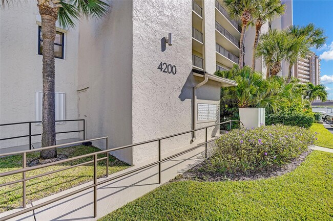 Building Photo - 4200 N Hwy A1A