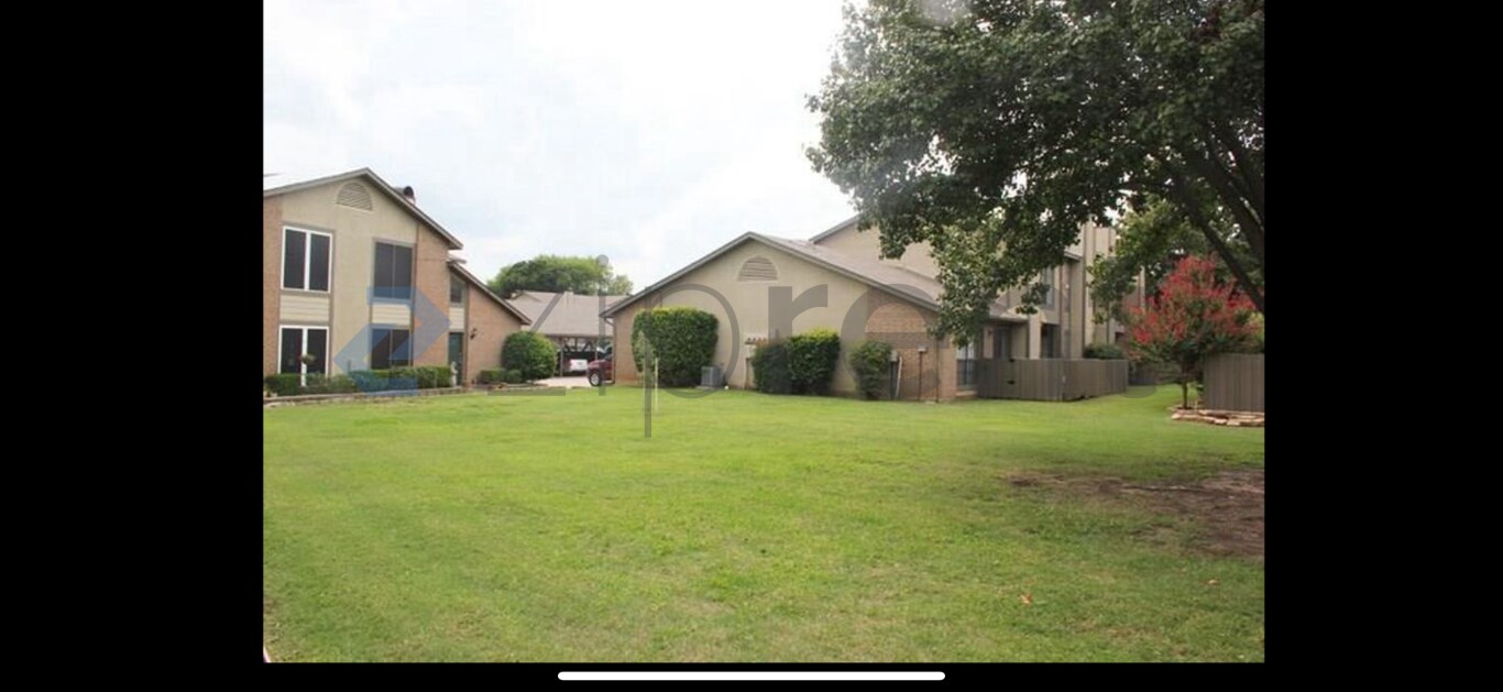 Building Photo - 334 W Harwood Rd