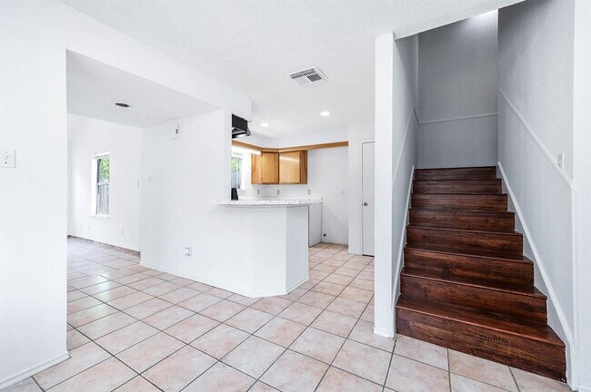 Building Photo - 9303 Kingsflower Cir