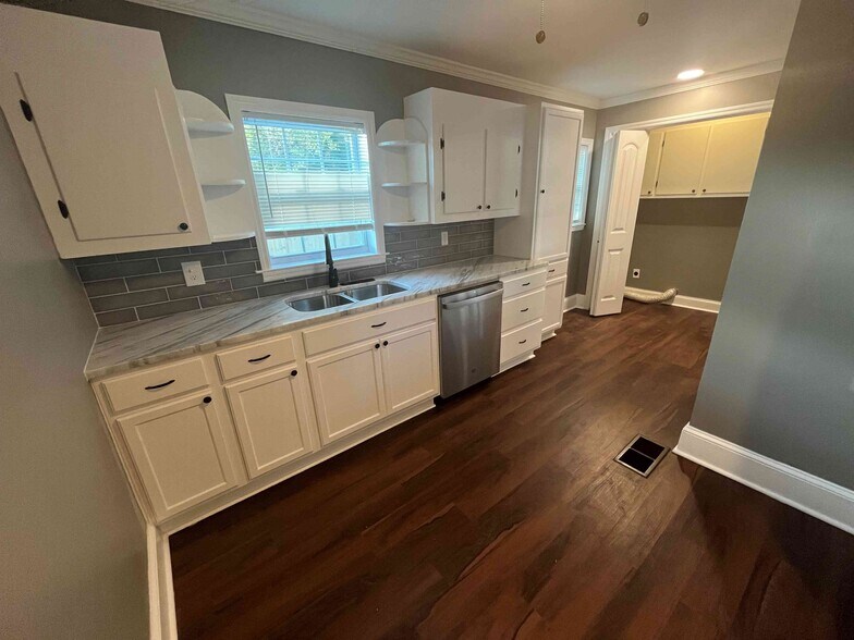 Building Photo - 1509 Buena Vista Cir SE