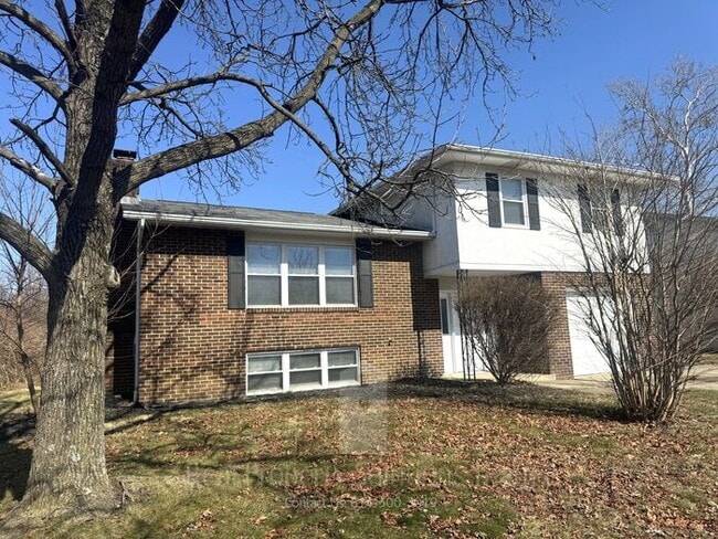 Building Photo - 4 bedroom, 2 bath home now available!