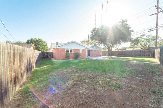 Building Photo - PRE-LEASING for AUGUST - Great 3/2 with a Large Bonus Room