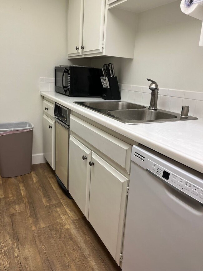 Building Photo - Spacious 1 bed, 2 bath condo - Available December 1st ($2500/month)