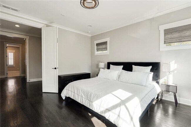 Building Photo - 984 Memorial Walk SE