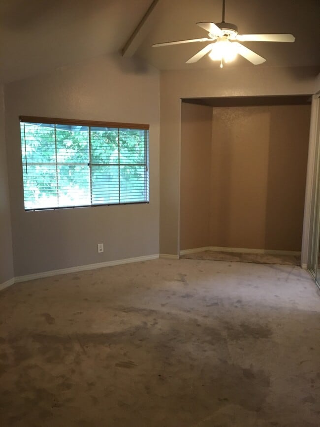 Building Photo - 2 Bed, 2 1/2 Bath Townhome with 1 car garage!
