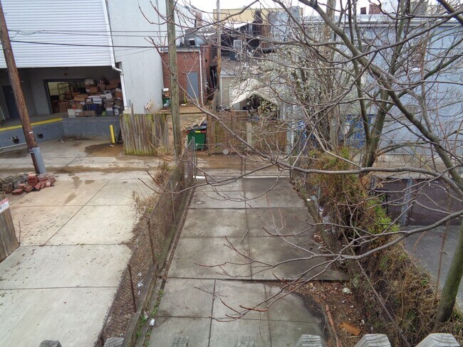 Building Photo - 3403 Bank St